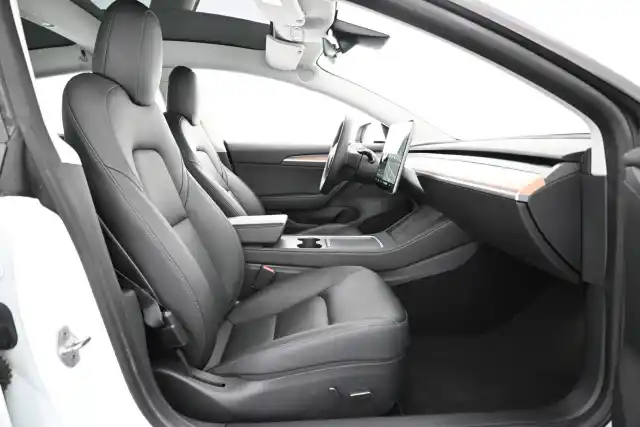 Valkoinen Sedan, Tesla Model 3 – VAR-00472