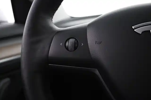 Valkoinen Sedan, Tesla Model 3 – VAR-00472