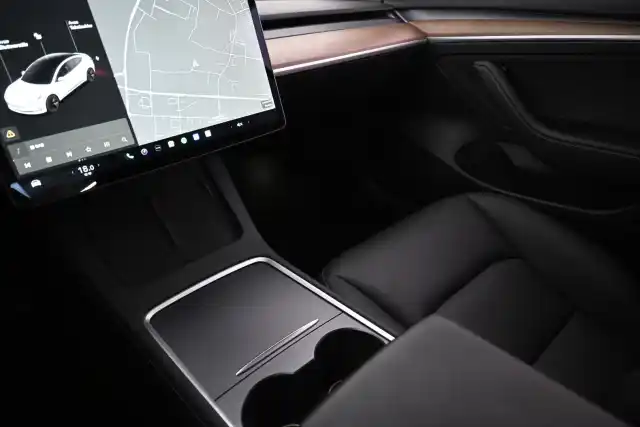 Valkoinen Sedan, Tesla Model 3 – VAR-00472