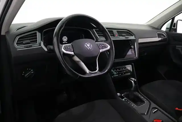 Valkoinen Maastoauto, Volkswagen Tiguan – VAR-00612