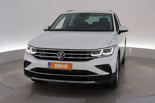 Valkoinen Maastoauto, Volkswagen Tiguan – VAR-00612