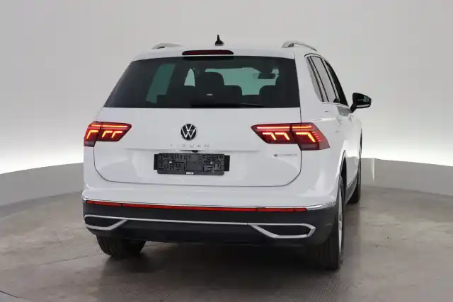 Valkoinen Maastoauto, Volkswagen Tiguan – VAR-00612