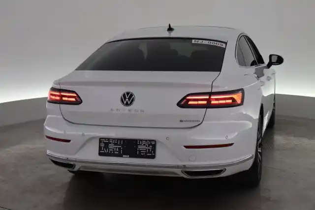 Valkoinen Sedan, Volkswagen Arteon – VAR-006454