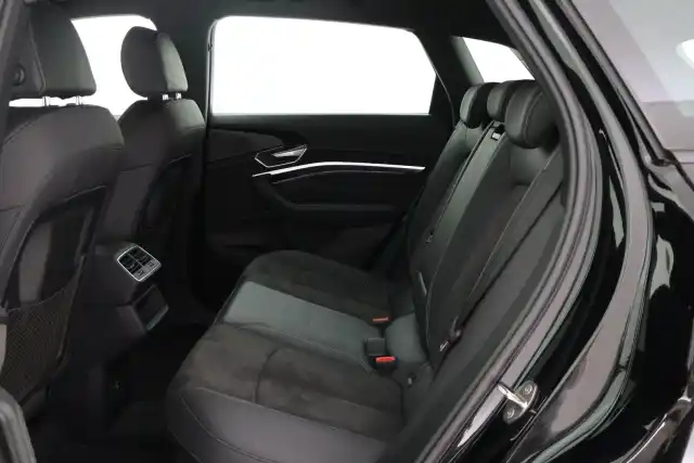 Musta Maastoauto, Audi e-tron – VAR-00708