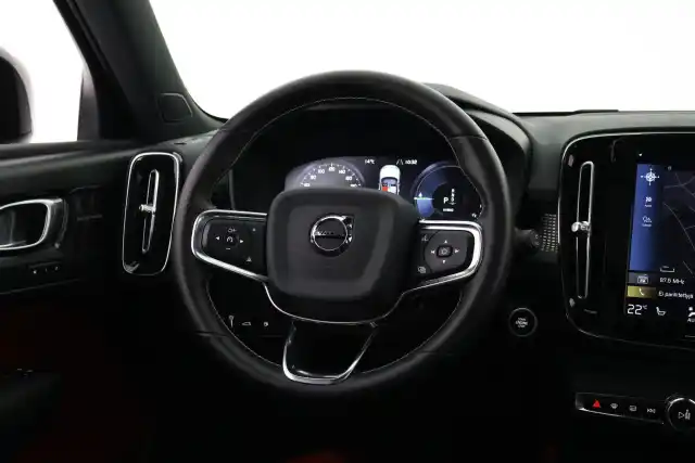 Valkoinen Maastoauto, Volvo XC40 – VAR-00903