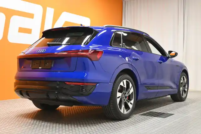 Sininen Maastoauto, Audi Q8 e-tron – VAR-01249
