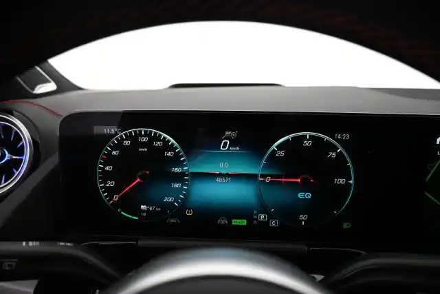 Valkoinen Maastoauto, Mercedes-Benz EQA – VAR-01323