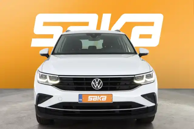 Valkoinen Maastoauto, Volkswagen Tiguan – VAR-01515