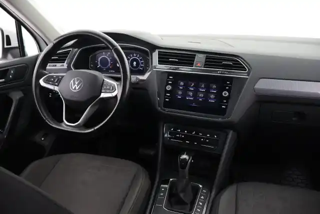 Valkoinen Maastoauto, Volkswagen Tiguan – VAR-01515