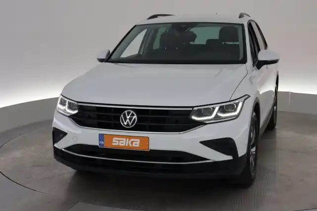 Valkoinen Maastoauto, Volkswagen Tiguan – VAR-01515