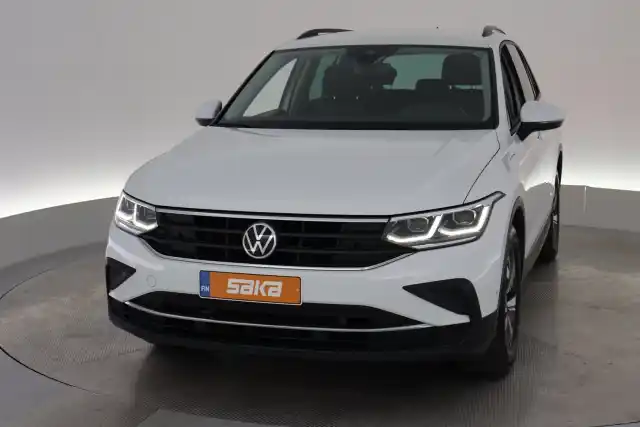 Valkoinen Maastoauto, Volkswagen Tiguan – VAR-01515