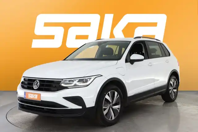 Valkoinen Maastoauto, Volkswagen Tiguan – VAR-01515