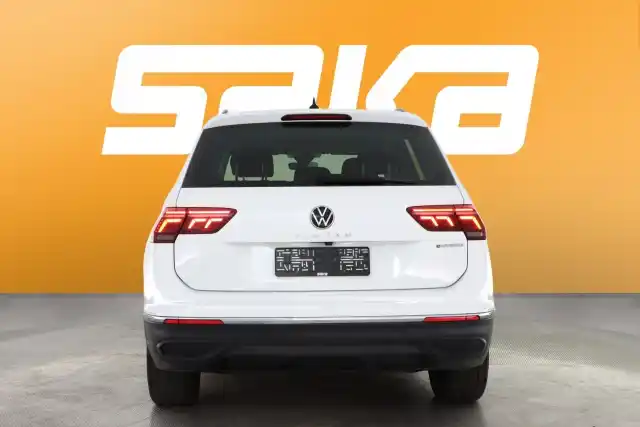 Valkoinen Maastoauto, Volkswagen Tiguan – VAR-01515
