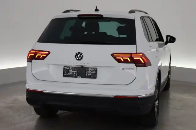 Valkoinen Maastoauto, Volkswagen Tiguan – VAR-01515