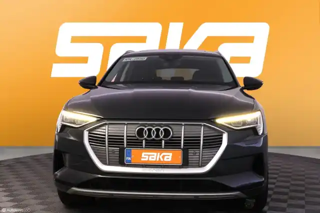 Musta Maastoauto, Audi e-tron – VAR-016594