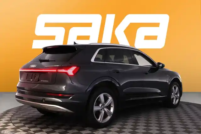 Musta Maastoauto, Audi e-tron – VAR-016594
