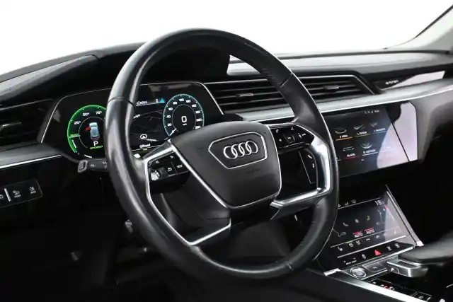 Musta Maastoauto, Audi e-tron – VAR-016594