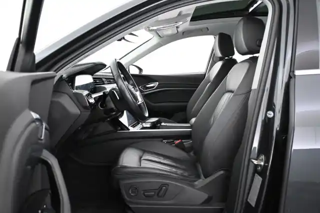Musta Maastoauto, Audi e-tron – VAR-016594