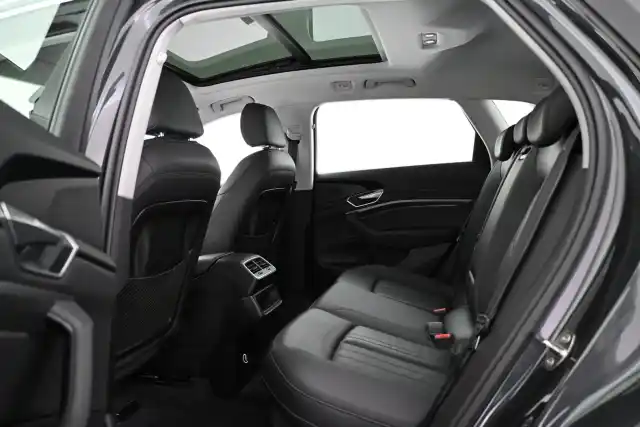 Musta Maastoauto, Audi e-tron – VAR-016594