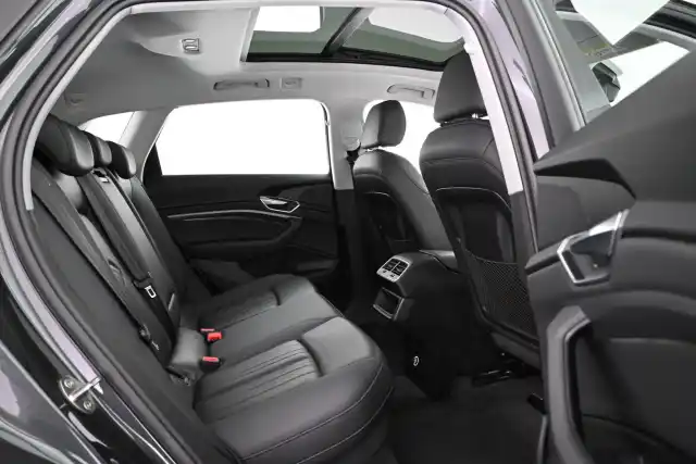 Musta Maastoauto, Audi e-tron – VAR-016594
