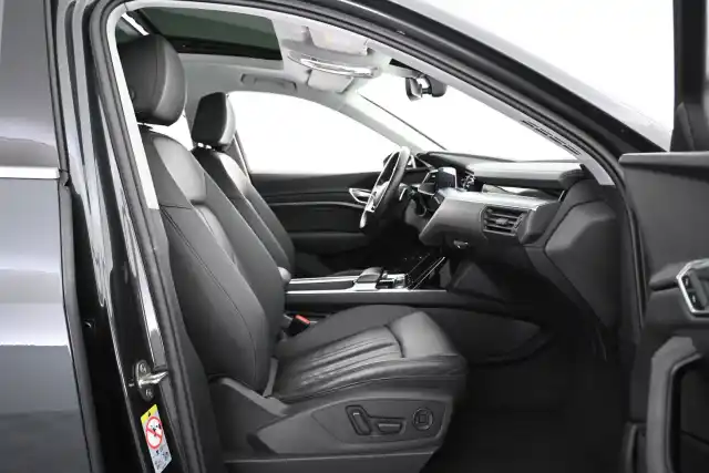 Musta Maastoauto, Audi e-tron – VAR-016594