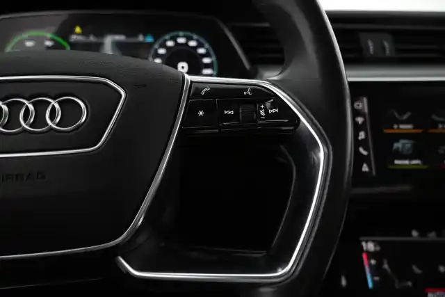 Musta Maastoauto, Audi e-tron – VAR-016594