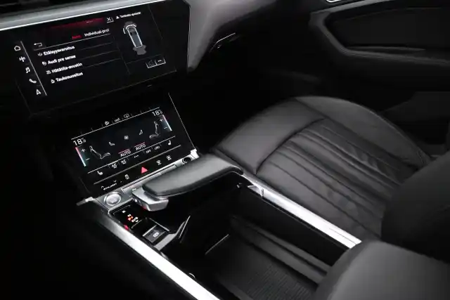 Musta Maastoauto, Audi e-tron – VAR-016594