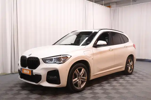 Valkoinen Maastoauto, BMW X1 – VAR-01702