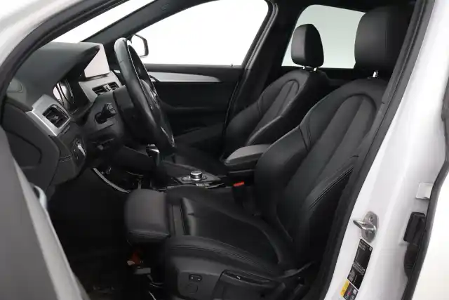Valkoinen Maastoauto, BMW X1 – VAR-01702