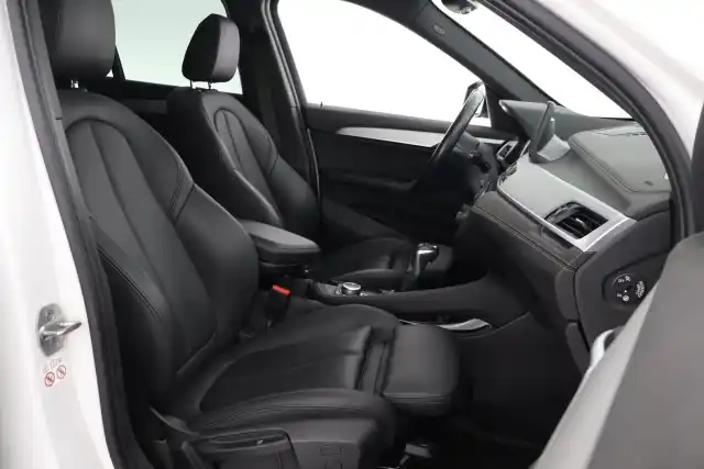 Valkoinen Maastoauto, BMW X1 – VAR-01702