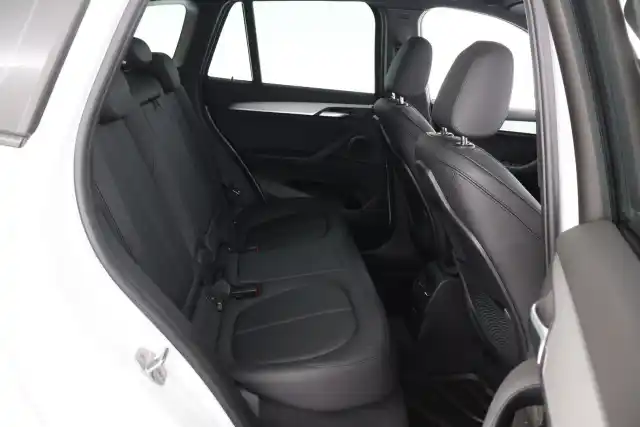 Valkoinen Maastoauto, BMW X1 – VAR-01702