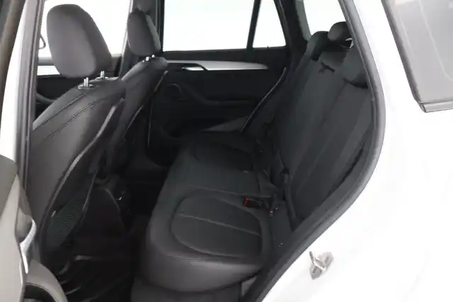 Valkoinen Maastoauto, BMW X1 – VAR-01702