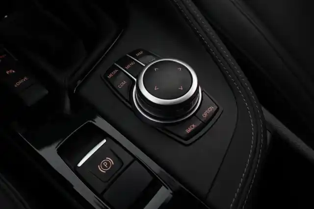 Valkoinen Maastoauto, BMW X1 – VAR-01702