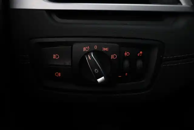 Valkoinen Maastoauto, BMW X1 – VAR-01702