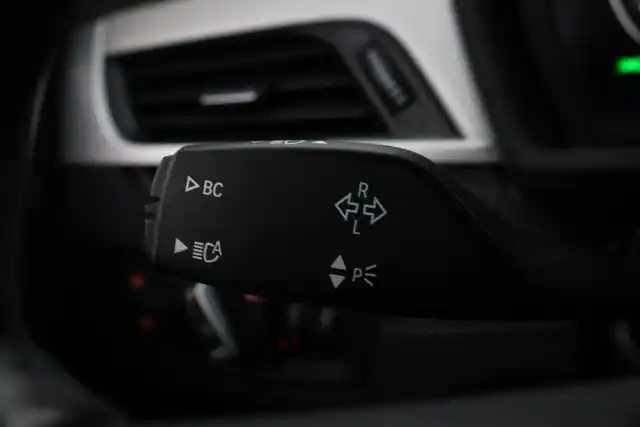 Valkoinen Maastoauto, BMW X1 – VAR-01702