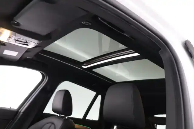Valkoinen Maastoauto, BMW X1 – VAR-01702