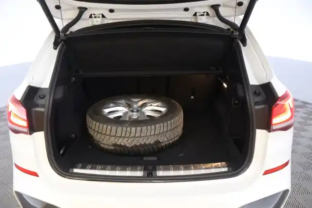 Valkoinen Maastoauto, BMW X1 – VAR-01702