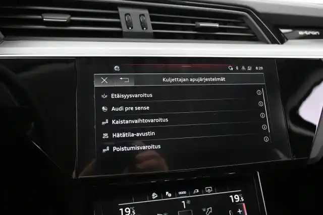 Musta Maastoauto, Audi e-tron – VAR-01752