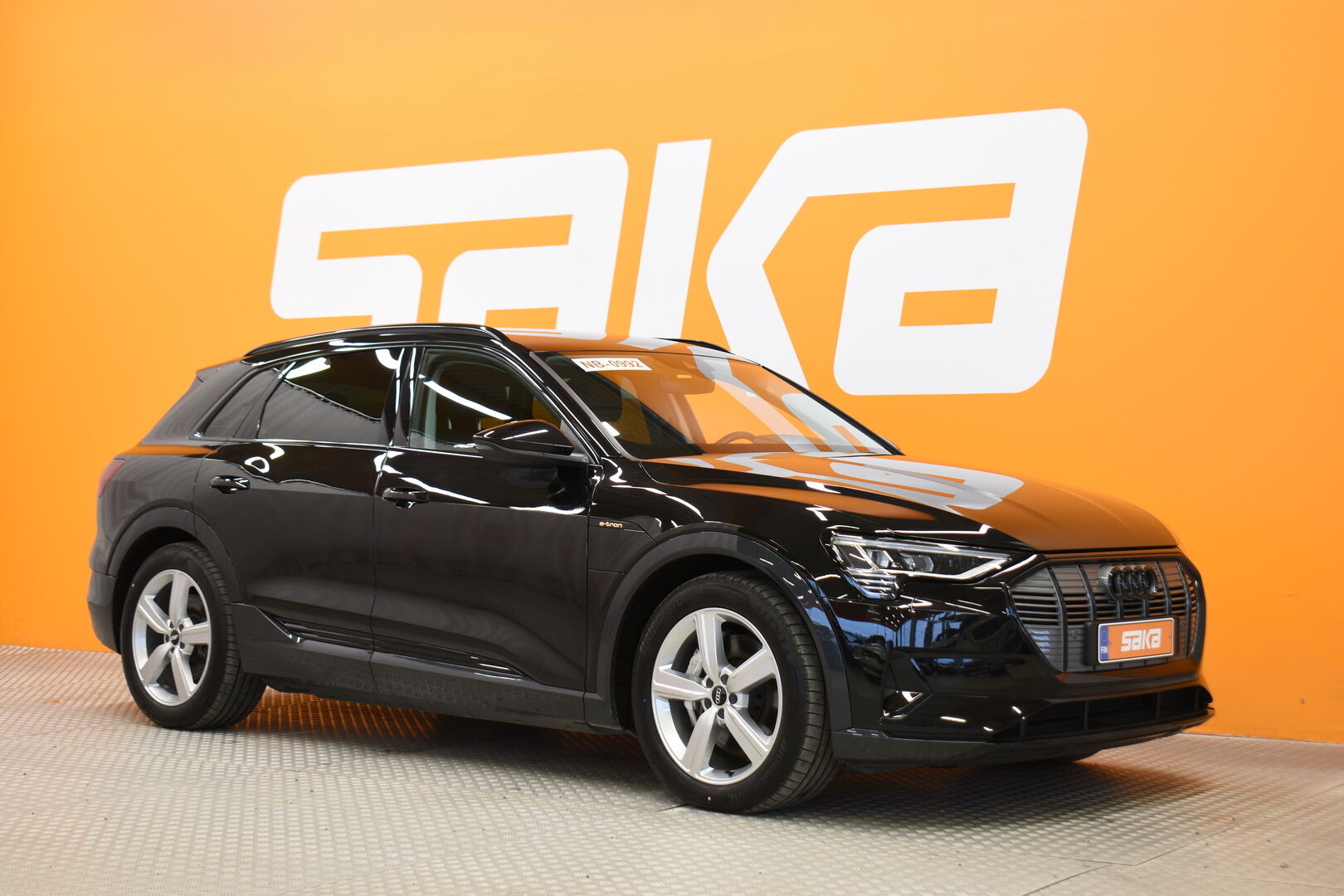 Musta Maastoauto, Audi e-tron – VAR-01775
