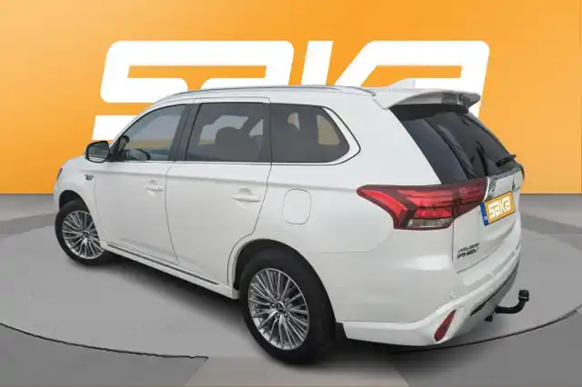 Valkoinen Maastoauto, Mitsubishi Outlander PHEV – VAR-01819