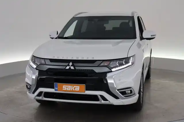 Valkoinen Maastoauto, Mitsubishi Outlander PHEV – VAR-01819