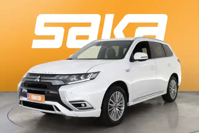 Valkoinen Maastoauto, Mitsubishi Outlander PHEV – VAR-01819