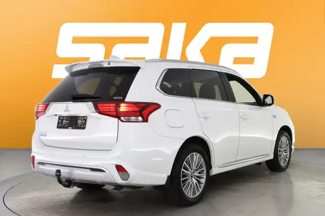 Valkoinen Maastoauto, Mitsubishi Outlander PHEV – VAR-01819