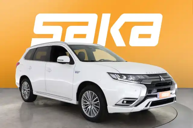 Valkoinen Maastoauto, Mitsubishi Outlander PHEV – VAR-01819