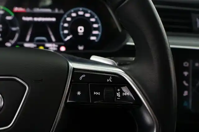 Harmaa Maastoauto, Audi e-tron – VAR-01829