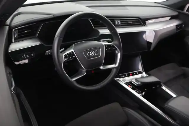 Musta Maastoauto, Audi e-tron – VAR-018302