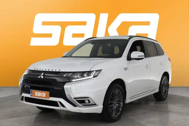 Valkoinen Maastoauto, Mitsubishi Outlander PHEV – VAR-01914