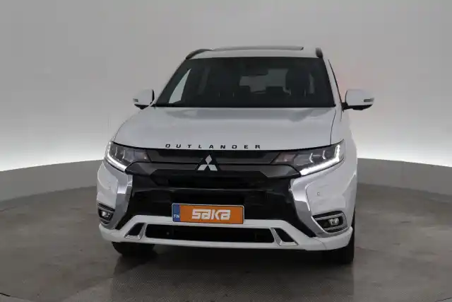 Valkoinen Maastoauto, Mitsubishi Outlander PHEV – VAR-01914