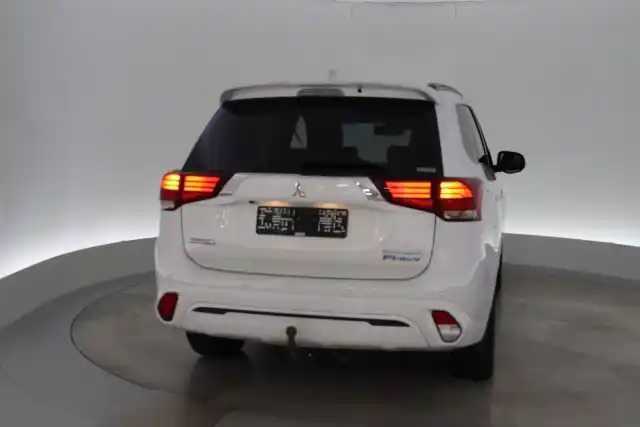 Valkoinen Maastoauto, Mitsubishi Outlander PHEV – VAR-01914