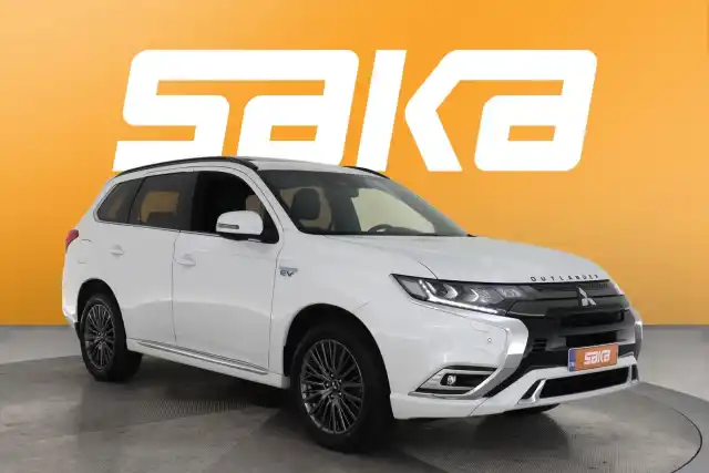 Valkoinen Maastoauto, Mitsubishi Outlander PHEV – VAR-01914